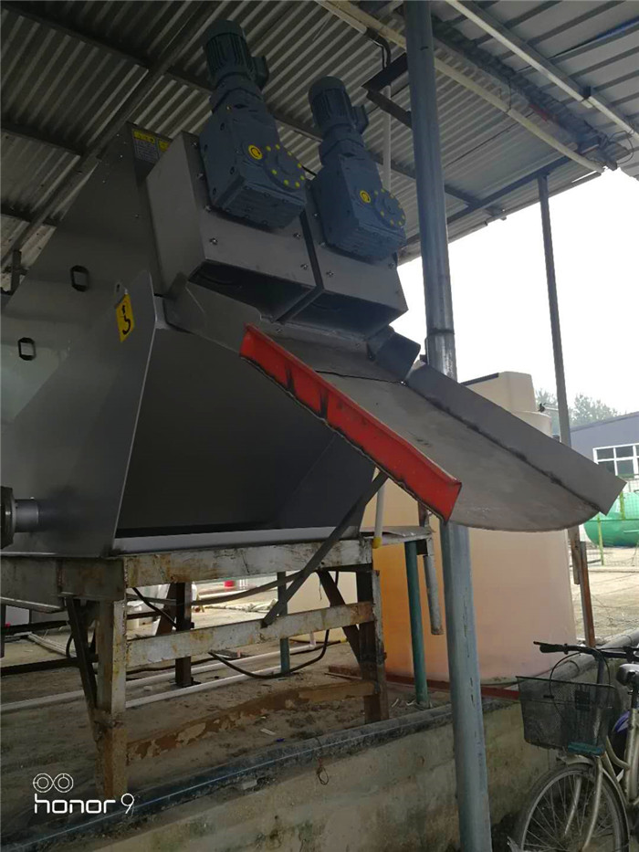 疊螺式污泥脫水機現(xiàn)場調試出泥效果