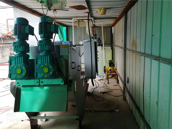 疊螺式污泥脫水機現(xiàn)場調試出泥效果