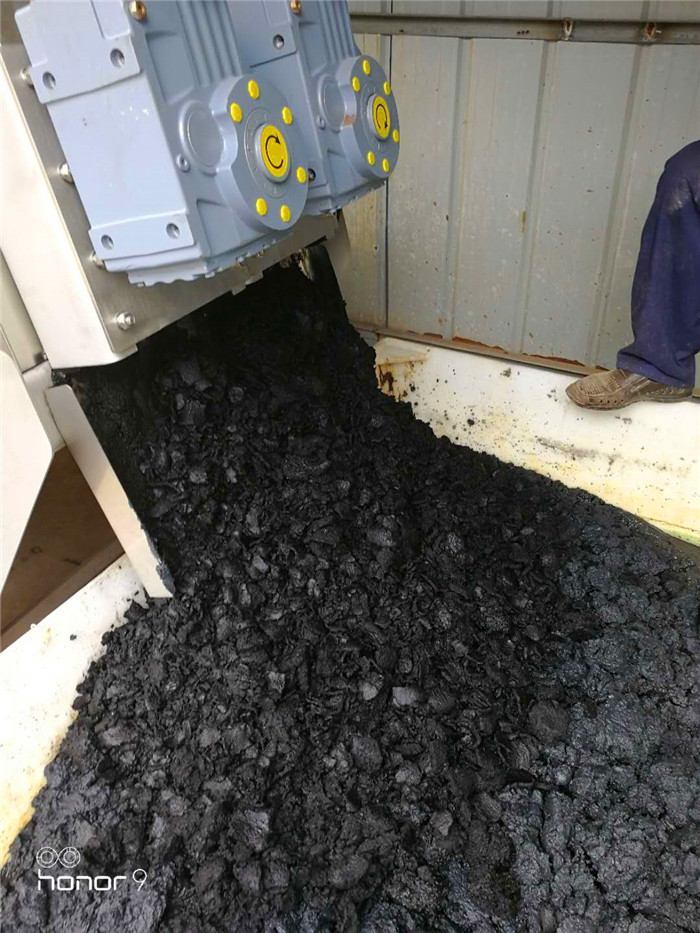 疊螺式污泥脫水機現(xiàn)場調試出泥效果