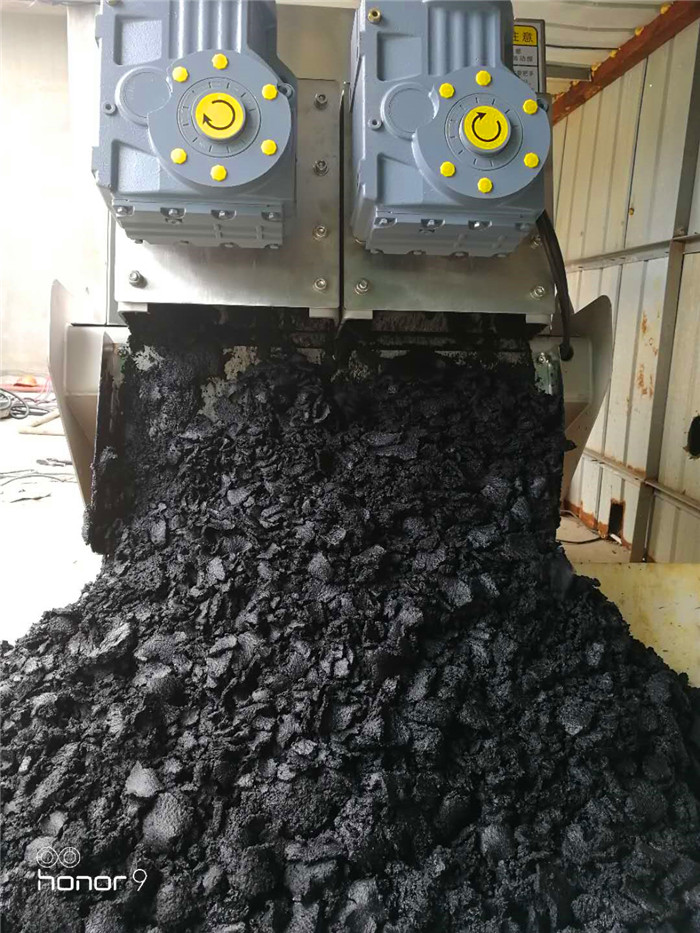 疊螺式污泥脫水機現(xiàn)場調試出泥效果